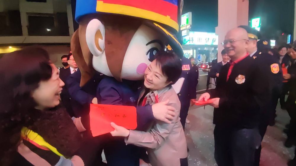 慰問第一線執勤的警察、憲兵人員及5大協勤民力 盧秀燕市長發紅包